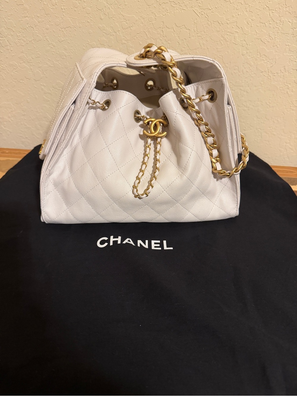 CHANEL 25 Hobo bag in white grained leather, small. - Picture 2 of 8